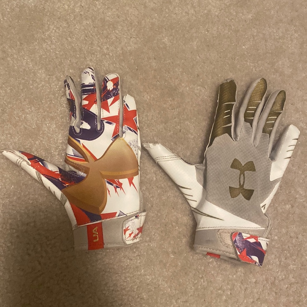 Under Armor kids football gloves
